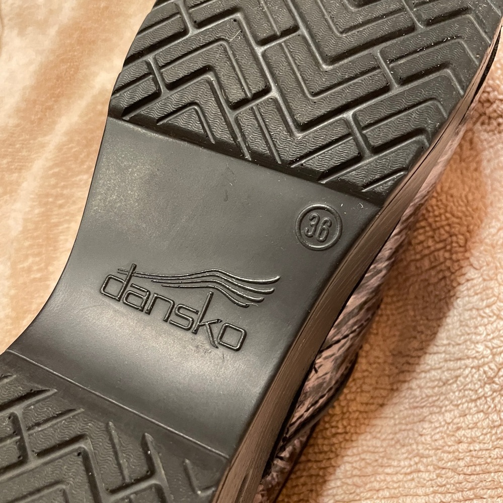 Dansko Gray Patent Clogs - Picture 4 of 10